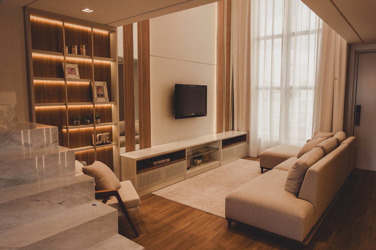 Sala planejada com painel de TV - D'Styll Curitiba